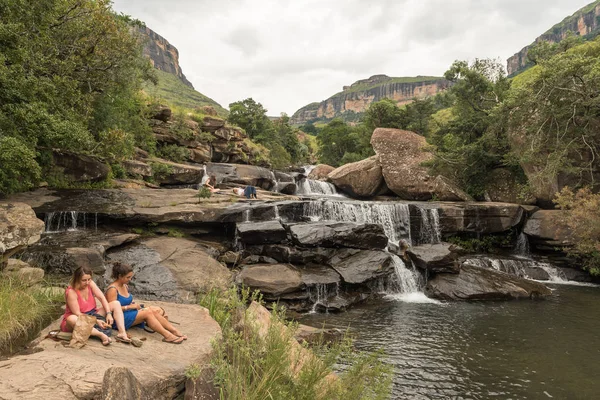 Turistas relajándose en las cascadas en el río Mahai —  Fotos de Stock