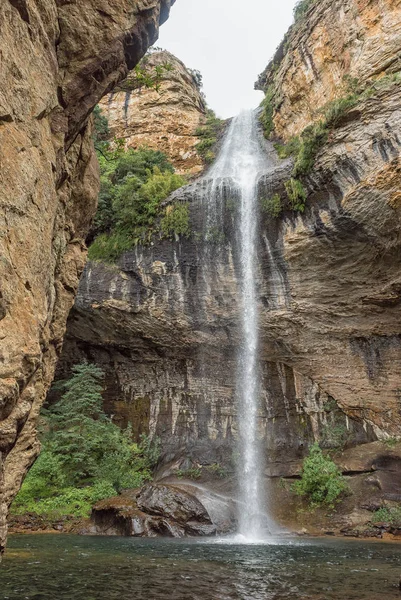 Gudu tombe près de Mahai dans le Kwazulu-Natal Drakensberg — Photo