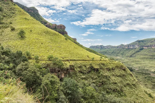 Uzun yürüyüşe çıkan kimse Tugela Gorge hiking izinde — Stok fotoğraf