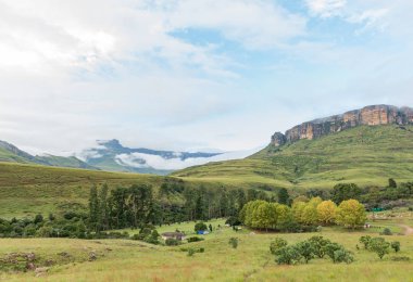 Mahai kampı Site. Amfi arka tarafta görünür