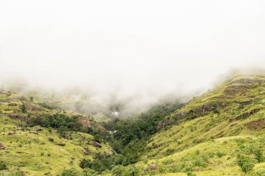 Kaplan Falls yakınındaki Mahai Drakensberg eteklerinde