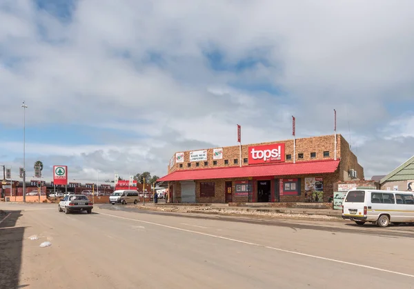 Escena callejera con un supermercado y vehículos en Bergville — Foto de Stock