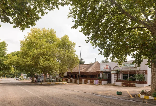 Street scene with restaurant and other businesses in Winterton — Stock Photo, Image