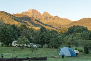 Rahipler baca şapkası Drakensberg içinde kamp yerinde