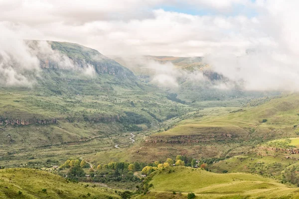 Campamento de descanso en Injisuthi visto desde el sendero Van Heiningen Pass — Foto de Stock