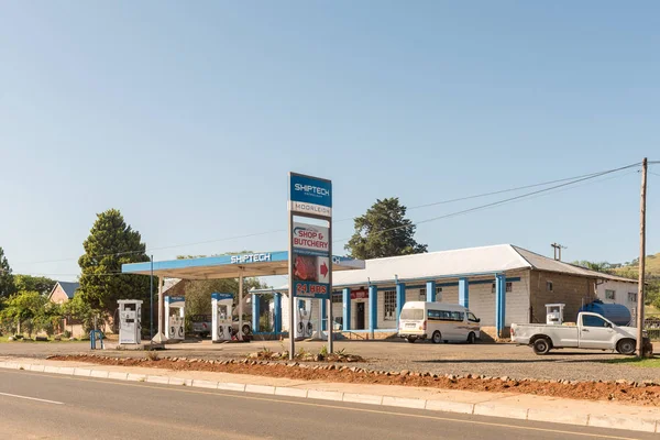 Escena callejera con gasolinera, tienda y vehículos en Moorleigh — Foto de Stock