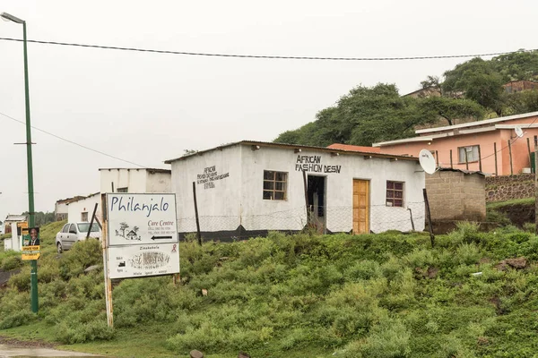 Edifici contro il pendio di una collina a Tugela Ferry — Foto Stock