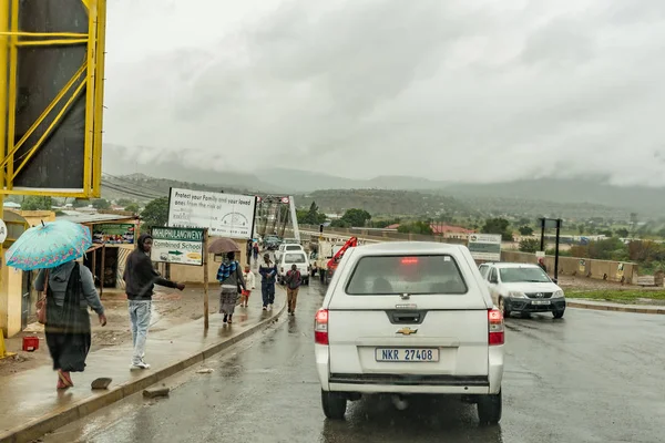 Veicoli in attesa di attraversare il ponte a corsia singola, Tugela Ferry — Foto Stock