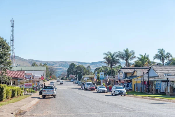 Scena di strada, con imprese, veicoli e persone, a Graskop — Foto Stock