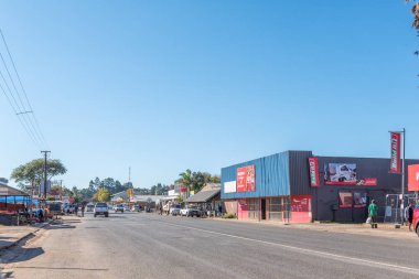 Graskop 'ta iş yerleri, araçlar ve insanların olduğu sokak sahnesi.