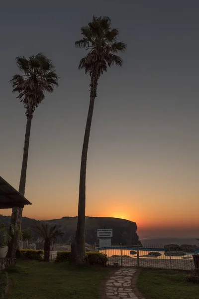 Sonnenaufgang am Schwimmbad bei Panorama-Chalets zum Greifen nah — Stockfoto