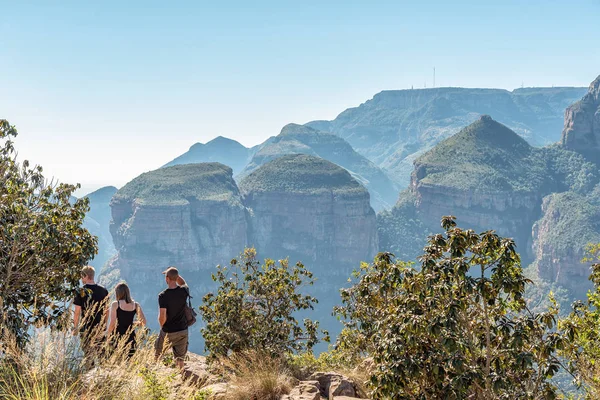 I tre Rondavels con i turisti al belvedere — Foto Stock