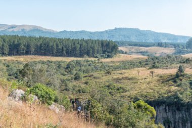 İnsanlar Mac Şelalesi 'nin bakış açısından görülebilir.