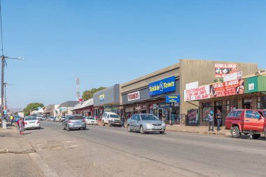 Lydenburg 'da iş yerleri, insanlar ve araçlarla sokak sahnesi