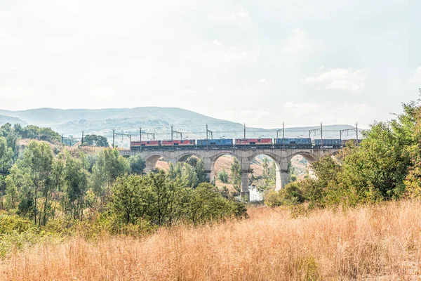 Train crossing the railroad bridge over the Elands River — Stock Photo, Image