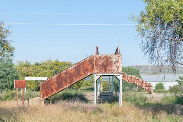 Puente ferroviario peatonal viejo y oxidado, en Brandfort — Foto de Stock