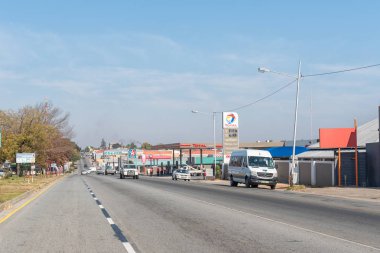 Parys 'de iş yerleri, insanlar ve araçlarla sokak sahnesi