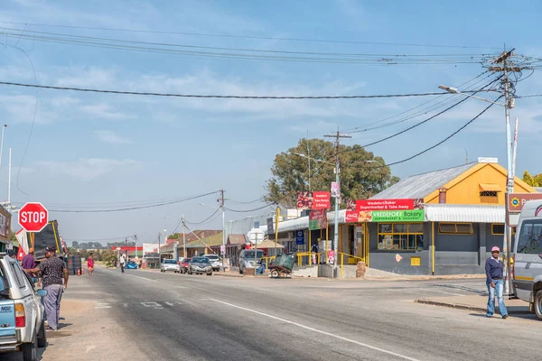 Street scene, with businesses, people and vehicles, in Parys — Stock Photo, Image