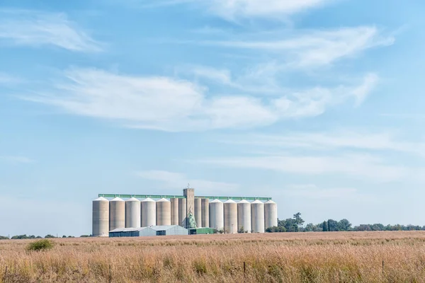 Silos de grãos na estação ferroviária de Attie entre Vredefort e Kroo — Fotografia de Stock