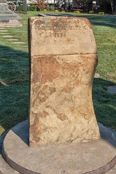 Pedra memorial na Igreja Reformada Holandesa em Senekal — Fotografia de Stock