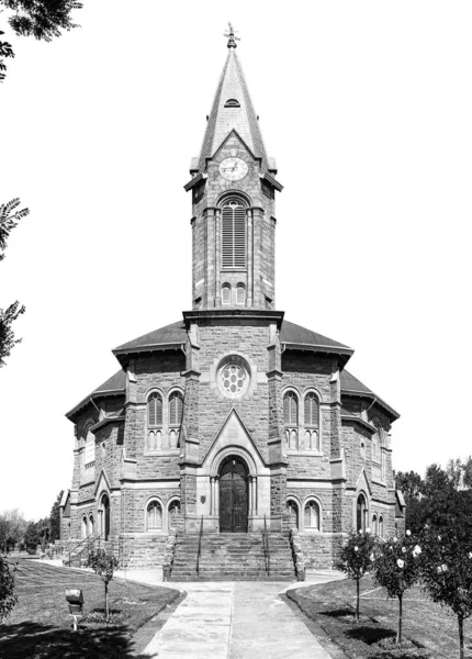 Přední pohled na holandskou reformovanou církev ve Wardenu. Černobílý — Stock fotografie