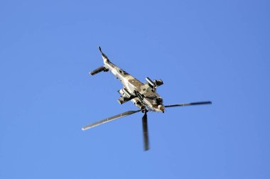 Rooivalk saldırı helikopteri ters takla atıyor.