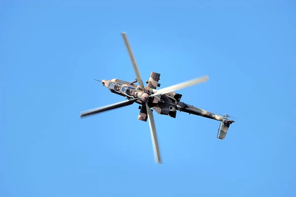 Rooivalkattackhelikopter som utför en inverterad loop — Stockfoto