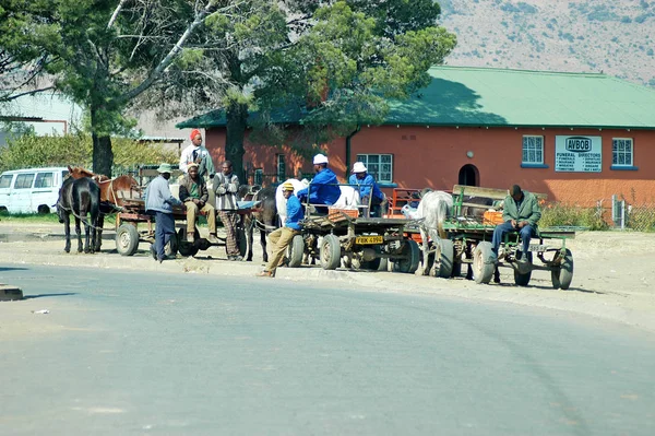 Carrozze trainate da cavalli e persone a Thaba Nchu — Foto Stock