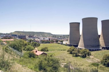Bloemfontein Kalesi 'nden görüldüğü gibi soğutma kuleleri