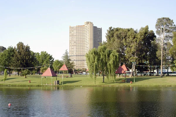 Picknickplätze auf einer Insel in Bloemfontein — Stockfoto