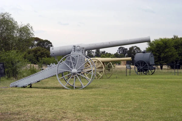 Bloemfontein 'deki Kadın Anıtı' nda Long Tom Cannon — Stok fotoğraf