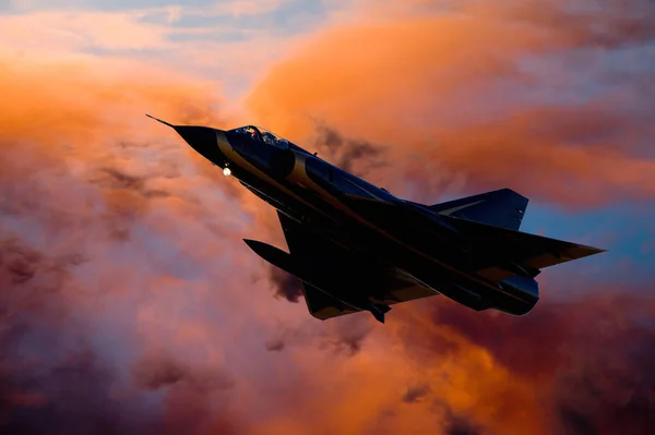 Σύνθετη εικόνα της σιλουέτας μαχητικών αεριωθούμενων αεροσκαφών έναντι του ουράνγκ — Φωτογραφία Αρχείου