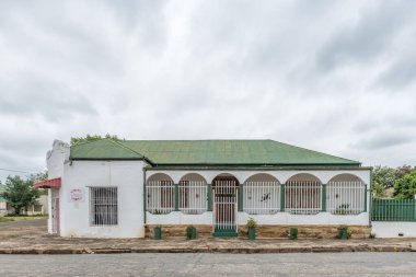 WINBURG, GÜNEY AFRİKA - 1 Mart 2020: Winburg 'da tarihi bir binaya sahip bir sokak manzarası