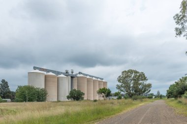 WINBURG, Güney Afrika - 1 Mart 2020: Winburg 'da küçük bir kasaba olan tahıl ambarları. Çakıl yolu görülebilir.