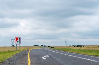 Winburg yakınlarındaki N5 yolundaki çift şeritli yol tabelasının sonu. Bir güç yolu görünüyor.