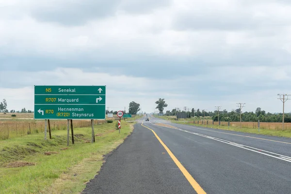 Señales Tráfico Direccionales Velocidad Carretera Cerca Senekal Provincia Del Estado — Foto de Stock