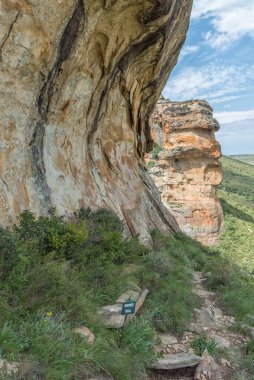 Altın Kapıdaki Glen Reenen 'de Mantar Kayası yolunda Duş Duvarı