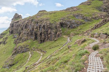 Sentinel yürüyüş parkurundaki zig-zaglar Tugela Şelalesi 'ne doğru