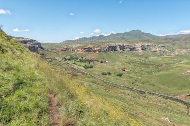 GOLDEN GATE HIGHLANDS ULUSAL PARK, Güney Afrika - 3 Mart 2020: Wodehouse Patikası 'ndan Golden Gate Hotel' in Arial Manzarası. R712 yolu görünüyor.
