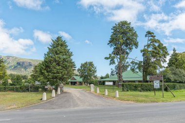 OLIVIERShoEK PASS, SOUTH AFRICA - 6 Mart 2020: Yel değirmeni Çiftliğindeki Sınır Karakolu, konaklama, dükkan ve restoran