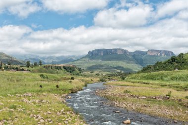 Bonjaneni kasabası ve Dooley Tepeleri görünen Tugela Nehri.