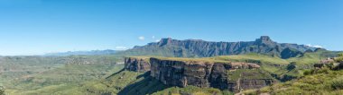 Kuzey Drakensberg 'in panoramik manzarası Crack' in tepesinden görülmektedir. Amfitiyatro, Dooley Hills 'in arkasında görünür.