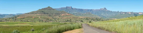 Una Vista Panorámica Del Anfiteatro Drakensberg Con Municipio Bonjaneni Frente — Foto de Stock