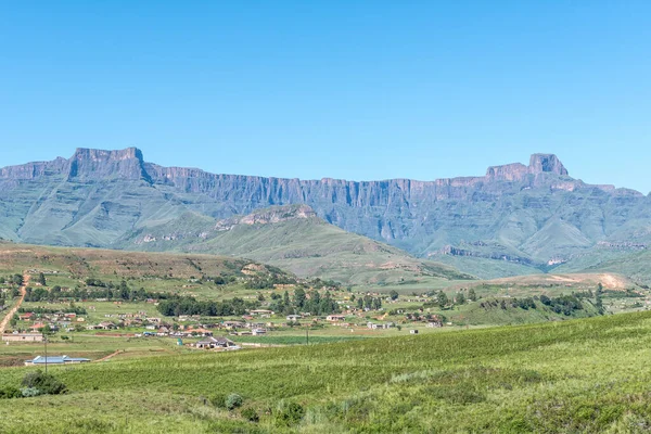 Önünde Bonjaneni Kasabası Olan Drakensberg Deki Amfitiyatronun Manzarası — Stok fotoğraf