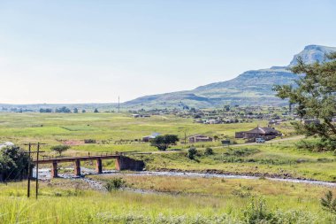 Kraliyet Ulusal Parkı, Güney Afrika - 7 Mart 2020: Kraliyet Natal Ulusal Parkı 'nın girişine yakın Tugela Nehri üzerindeki köprü. Bonjaneni kasabası görünür.