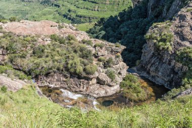 Kraliyet Ulusal Parkı, Güney Afrika - 7 Mart 2020 İnsanlar Gudu Şelalesi 'nin yukarısındaki Gudu Nehri' nin yanında Kraliyet Natal Ulusal Parkı 'nda görülebilirler.
