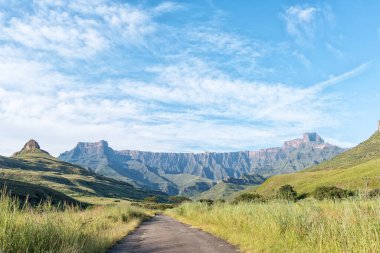 Drakensberg 'deki amfitiyatronun Thendele' e giden yoldan görünüşü