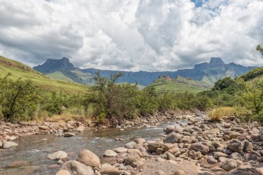 Arkada Drakensberg 'de amfitiyatrosu olan Tugela Nehri manzarası