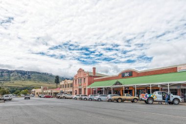 HARRISMITH, GÜNEY AFRİKA - 16 Mart 2020: Özgür Eyalet Eyaleti 'ndeki Harrismith' te iş ve araçlarla dolu bir sokak sahnesi