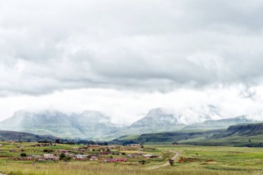 BONJANENI, Güney Afrika - 16 Mart 2020: Arkasında Dooley Hills ve Ploughmans Kop olan Bonjaneni kasabası